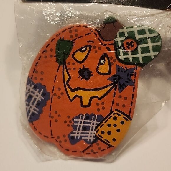Halloween Jack O Lantern Country Style Pumpkin Wooden Painted Pin Vintage New - Picture 2 of 3